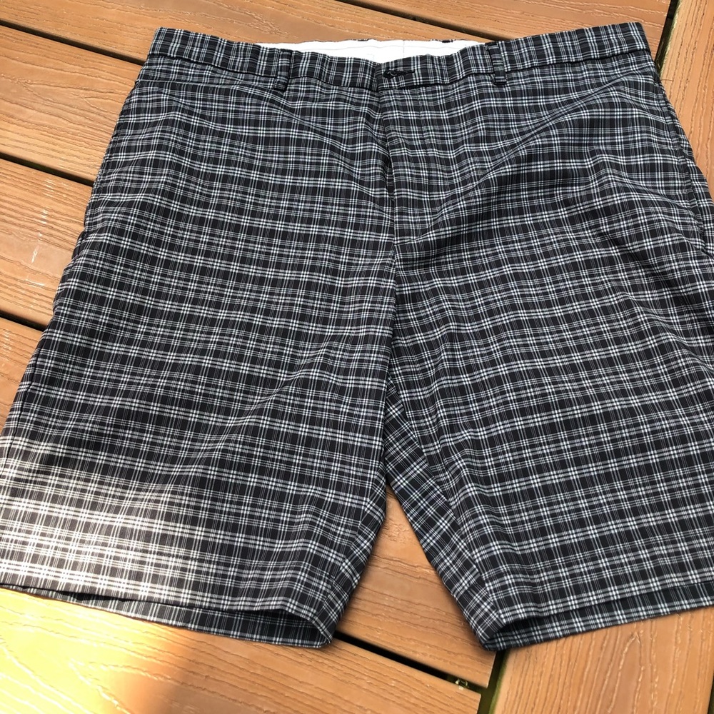 Greg Norman Golf Shorts 38